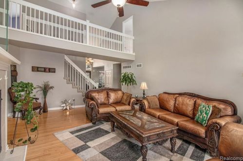 45165 Thorn Tree Ln, Macomb Township, MI 48044-5778