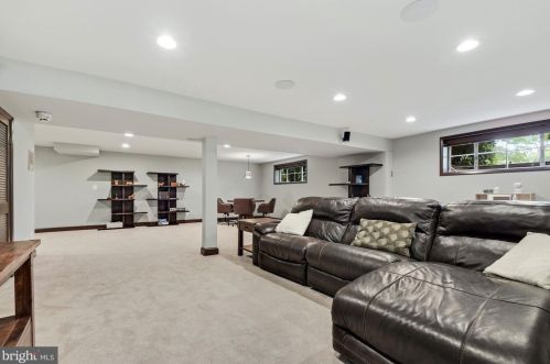 7701 Midday Ln, Alexandria VA 22306-2522 exterior