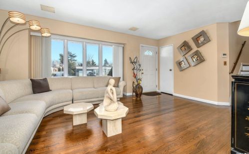 28 Gaymor Ln, Commack NY 11725-1306 exterior