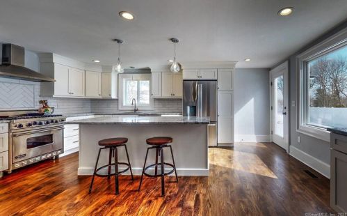 386 Gulf St, Milford CT 06460-7202 exterior