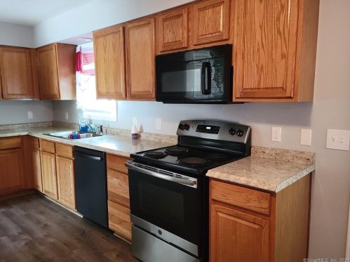 10 Elro St, Manchester CT  06040-4228 exterior