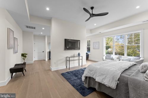 1327 Mayflower Dr, Mc Lean VA 22101-3405 exterior