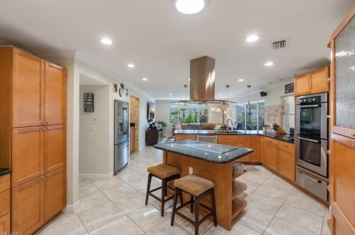 160 Madison Dr, Naples FL 34110-1323 exterior