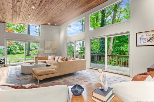 10 Hockanum Rd, Westport CT 06880-2121 exterior