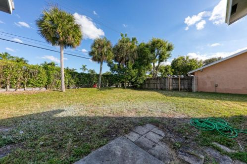 9147 Bedford Dr, Boca Raton FL 33434-5512 exterior