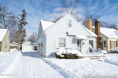 941 Northlawn St, Grand Rapids, MI 49505-3719