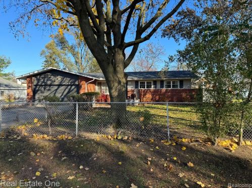 2853 Emmons Ave, Rochester, MI 48307-4725