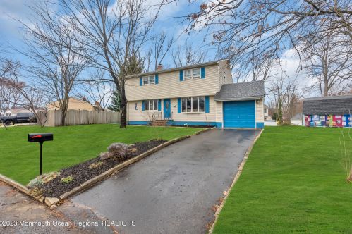 3 Crestview Dr, Hazlet, NJ 07730-1303