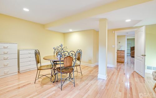 21 Southfield Rd, Edison NJ 08820-3141 exterior