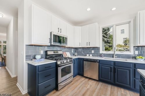 11 Bakley Ter, Town Center NJ  07052-2169 exterior