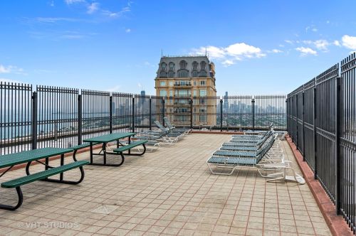 2626 Lakeview Ave, Chicago IL 60614-1809 exterior