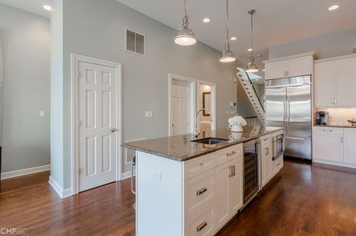 1512 Oakdale Ave, Chicago IL 60657-4011 exterior