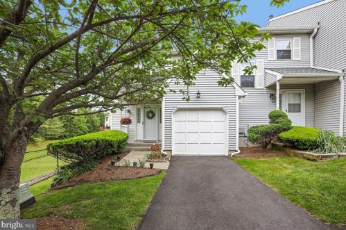 27 Heritage St, Trenton, NJ 08628-4112