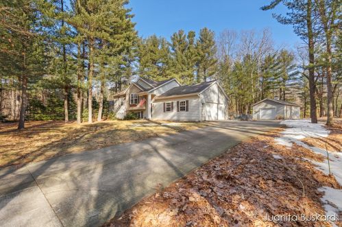 2461 Orchard Valley Dr, Fennville MI  49408-8461 exterior