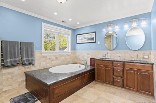 8 Gdn Ln, Westport CT 06880-5316 exterior