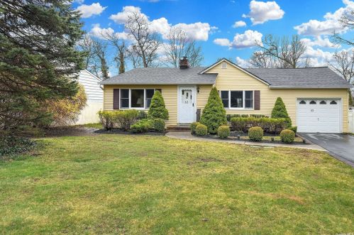 62 Luyster St, Huntington Station, NY 11746-4422