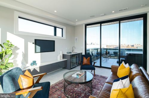 722 Broad St, Philadelphia PA 19146-3119 exterior