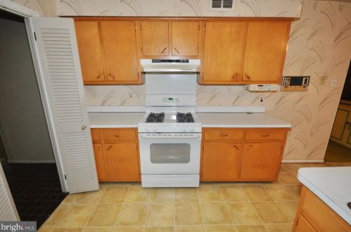 1049 Warfield Ln, Huntingdon Valley PA 19006-3426 exterior