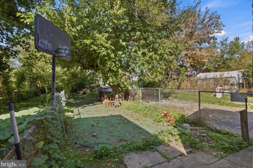 64 Locust St, Lancaster PA 17602-3635 exterior