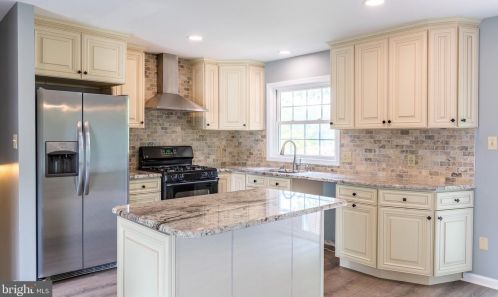 136 Dunsinane Dr, New Castle DE 19720-2323 exterior