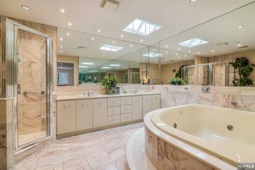 11 Lawrence Ct, Teaneck NJ 07666-6489 exterior