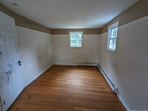 2 Stage Rd, Enfield CT 06082-5622 exterior