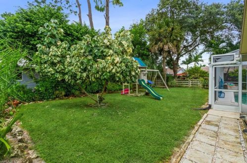 215 Madison Dr, Naples FL 34110-1351 exterior