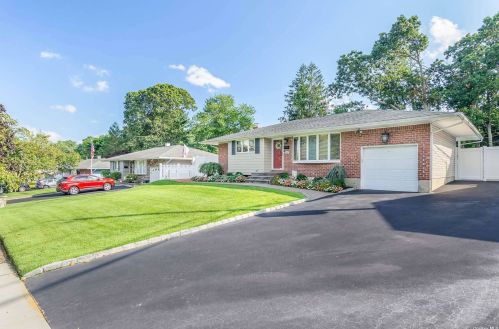 18 Donna Ln, Commack, NY 11725-5205