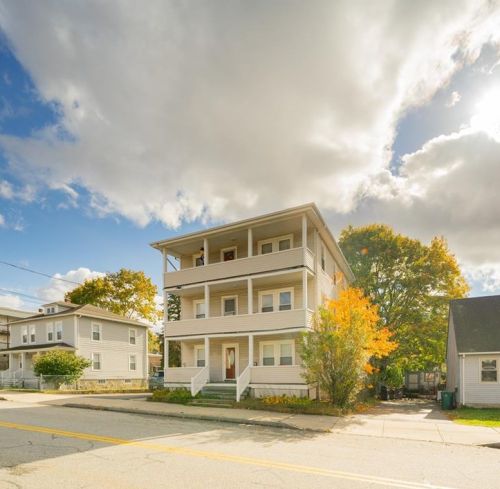 363 Logee St, Woonsocket RI 02895-6031 exterior