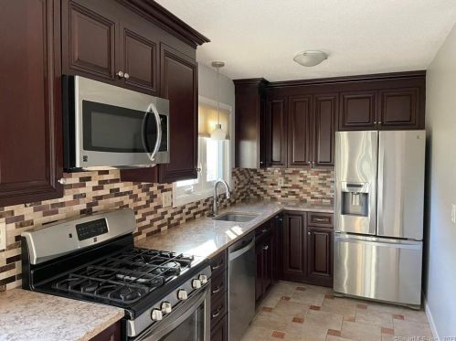 443 Main St, Manchester CT 06042-1995 exterior