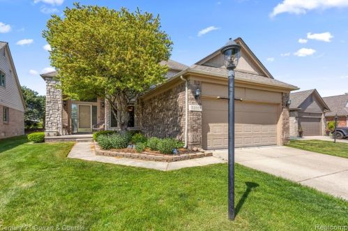 52889 Paint Creek Dr, Macomb Township, MI 48042-2963