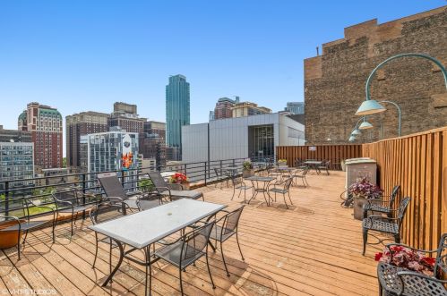 621 Plymouth Ct, Chicago IL 60605-1841 exterior