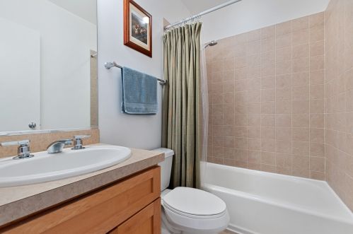 1248 Cottage Pl, Chicago IL 60607-2854 exterior