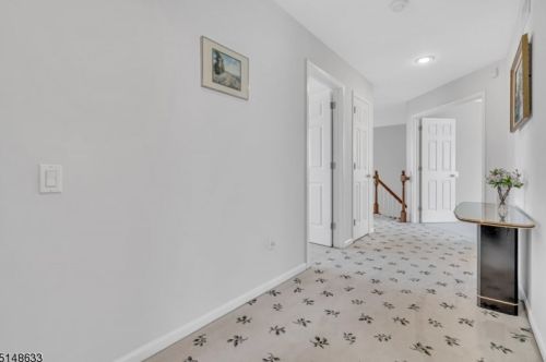 33 Heinrick Way, Bridgewater NJ 08807-5660 exterior