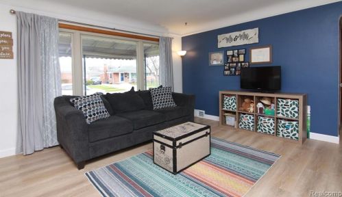 6566 Hawthorne St, Garden City MI  48135-2095 exterior