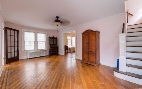 141 Munro Blvd, Valley Stream, NY 11581-3435