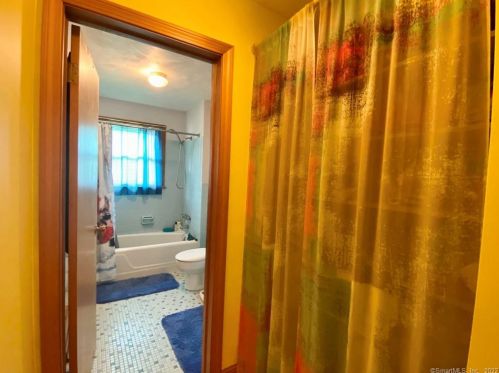 3 Oliver Rd, Enfield CT 06082-5512 exterior