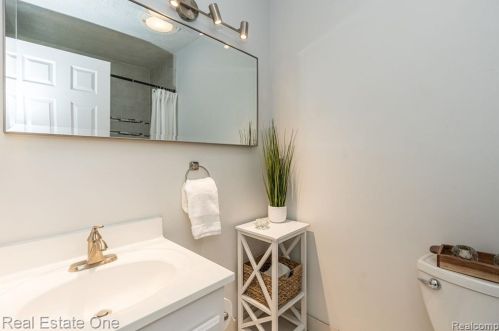 282 1st St, Rochester MI 48307-2600 exterior