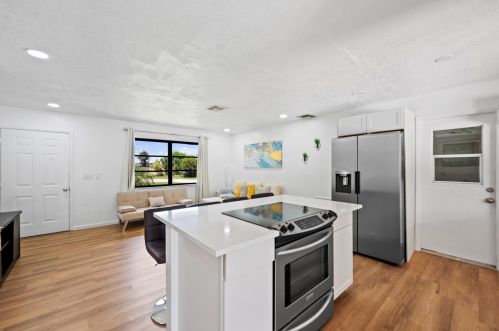 102 Whitmore Dr, Fort Pierce FL 34984-3738 exterior