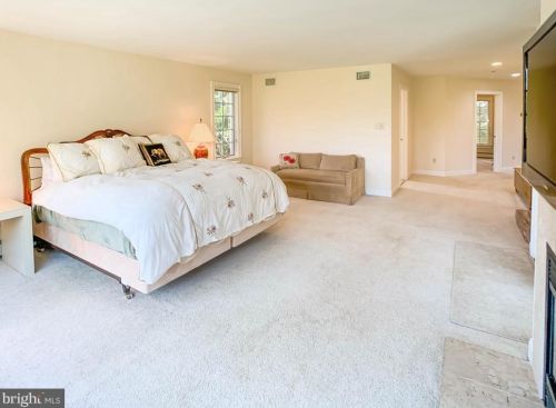 1936 Paper Mill Rd, Huntingdon Valley PA 19006-5814 exterior