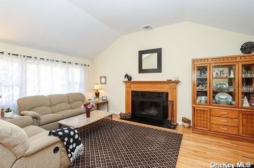 12 Evans Ct, Huntington Station NY exterior