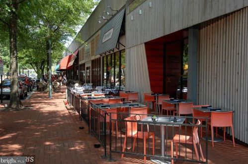 2406 Dearing St, Alexandria VA 22302-1806 exterior