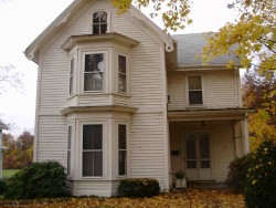 70 Bowen St, Newton, MA 02459-1820