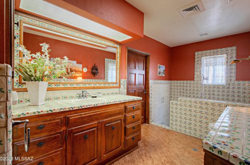 1021 Msn Twin Buttes Rd, Green Valley AZ 85622-8320 exterior