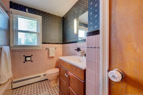 148 Main St, Hartford CT 06111-2434 exterior