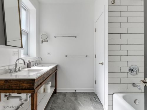 5017 Lawndale Ave, Chicago IL 60659-1103 exterior