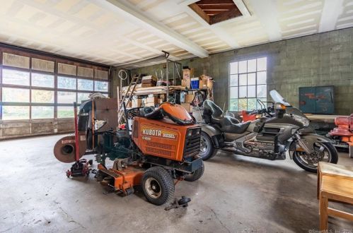 310 Roosevelt Dr, Seymour CT 06478-1738 exterior