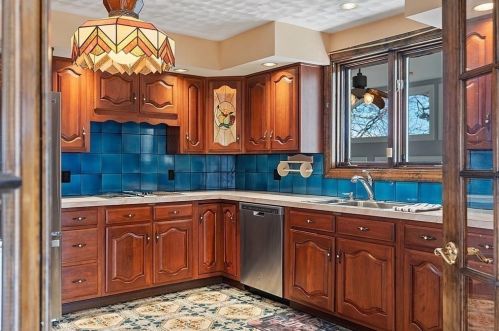 6 Walker Rd, Peabody MA 01960-5421 exterior