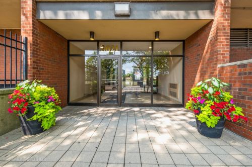 3021 Michigan Ave, Chicago, IL 60616-3220