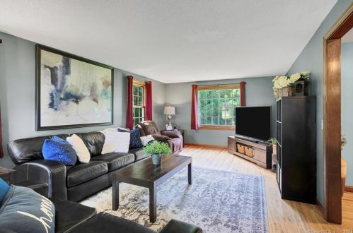 46 Eldridge St, Manchester CT 06040-5500 exterior